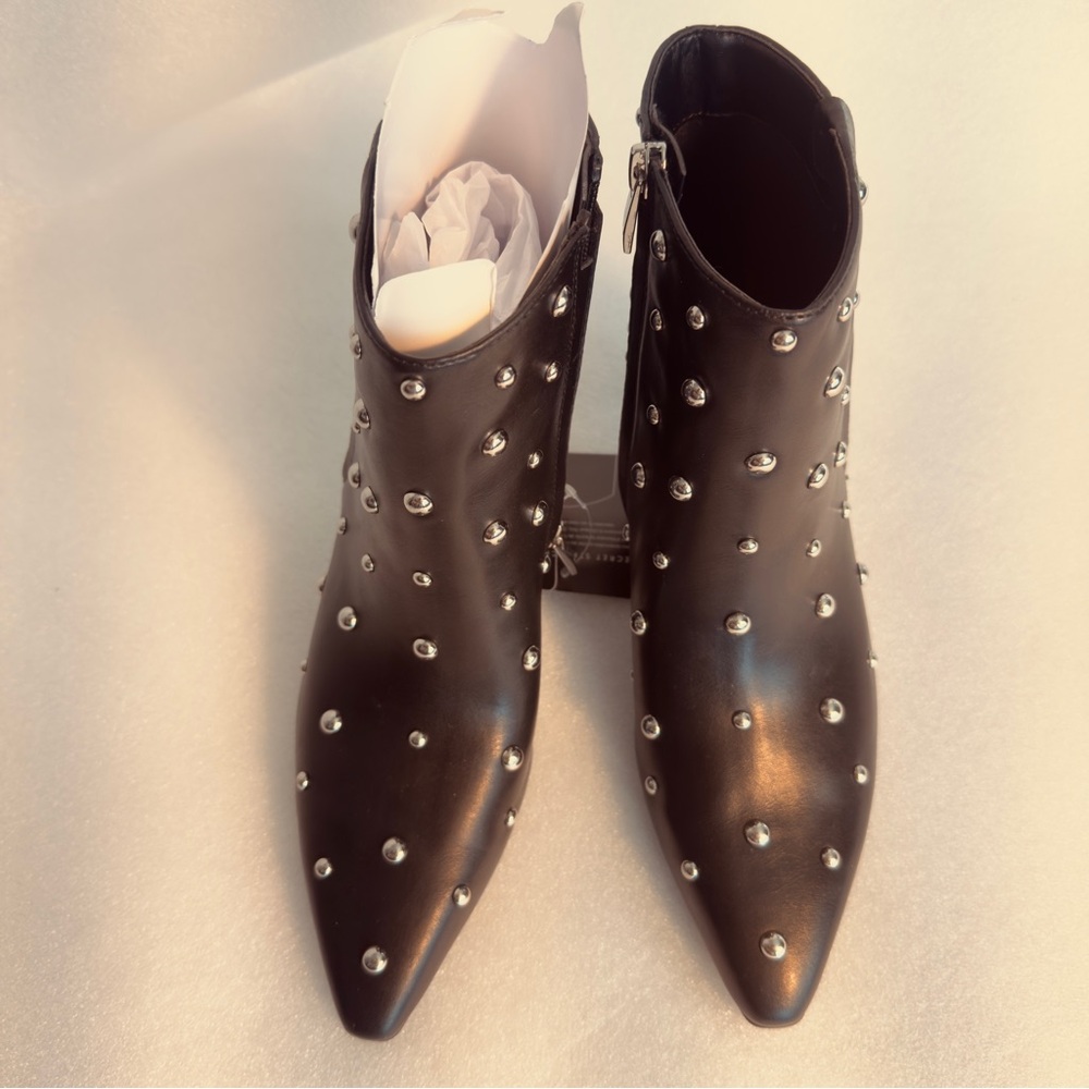 Naturalizer DEESHA Studded Faux Leather Ankle Boots 6.5 W NWOT Flaws